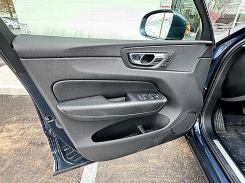 Used 2021 Volvo XC60 T5 Momentum w/ Premium Package image 25