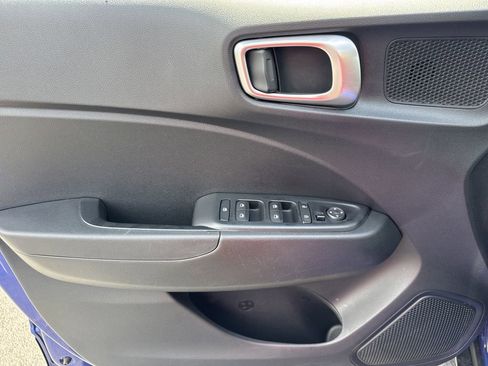 Used 2025 Hyundai Venue SEL FWD image 10