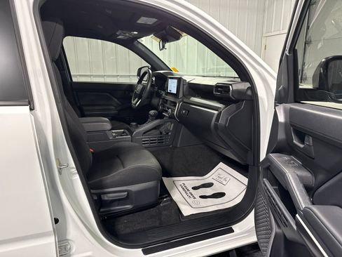Used 2025 Toyota 4Runner SR5 AWD/4WD image 10