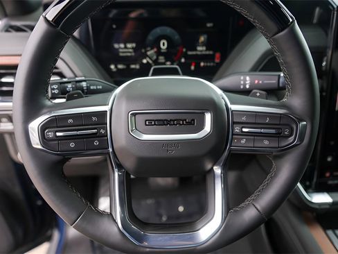 Used 2025 GMC Yukon XL Denali w/ Denali Reserve Package image 15