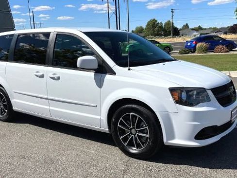 Used 2016 Dodge Grand Caravan SE FWD image 3