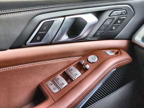 Used 2025 BMW X7 M60i image 40