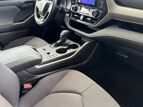 Used 2025 Toyota Highlander LE FWD image 31