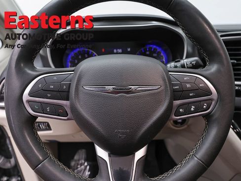 Used 2023 Chrysler Pacifica Touring-L FWD image 10