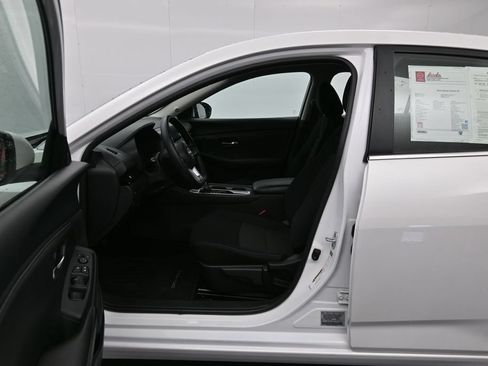 Used 2024 Nissan Sentra SV FWD image 19