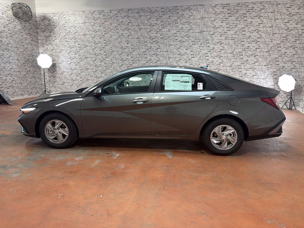 New 2026 Hyundai Elantra SE FWD image 4
