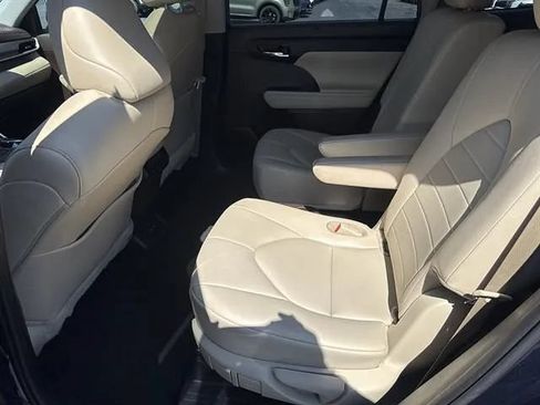 Used 2021 Toyota Highlander XLE FWD image 15