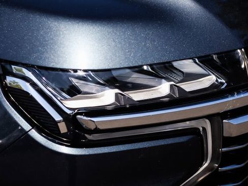 Used 2021 Chevrolet Suburban LT w/ Luxury Package image 7