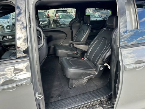 Used 2021 Chrysler Pacifica Touring-L w/ S Appearance Package image 13