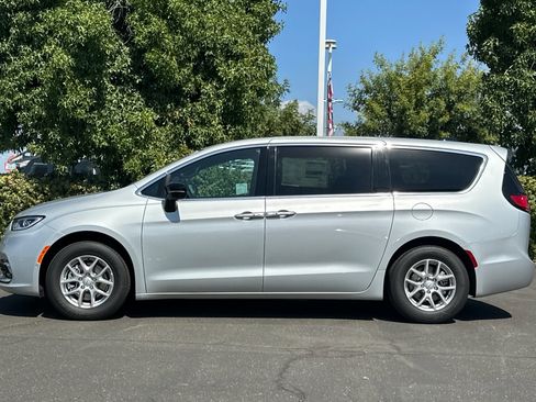 New 2026 Chrysler Pacifica Select image 7