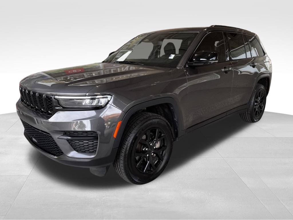 Used 2024 Jeep Grand Cherokee Altitude AWD/4WD image 3