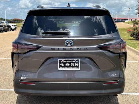 Used 2025 Toyota Sienna XLE FWD image 6