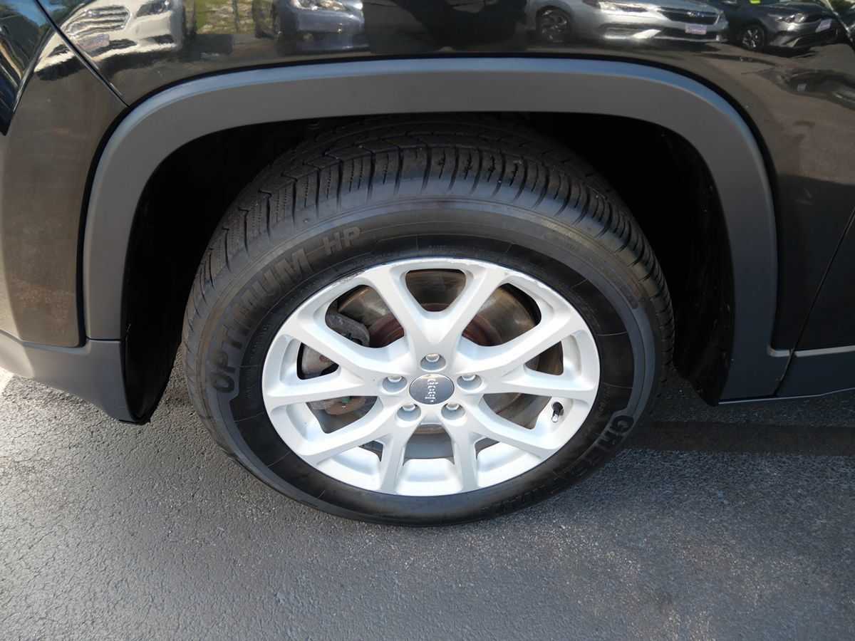 Used 2016 Jeep Cherokee Latitude FWD image 32