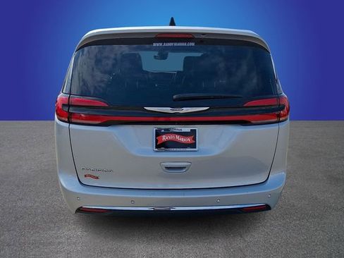 Used 2024 Chrysler Pacifica Touring-L image 6