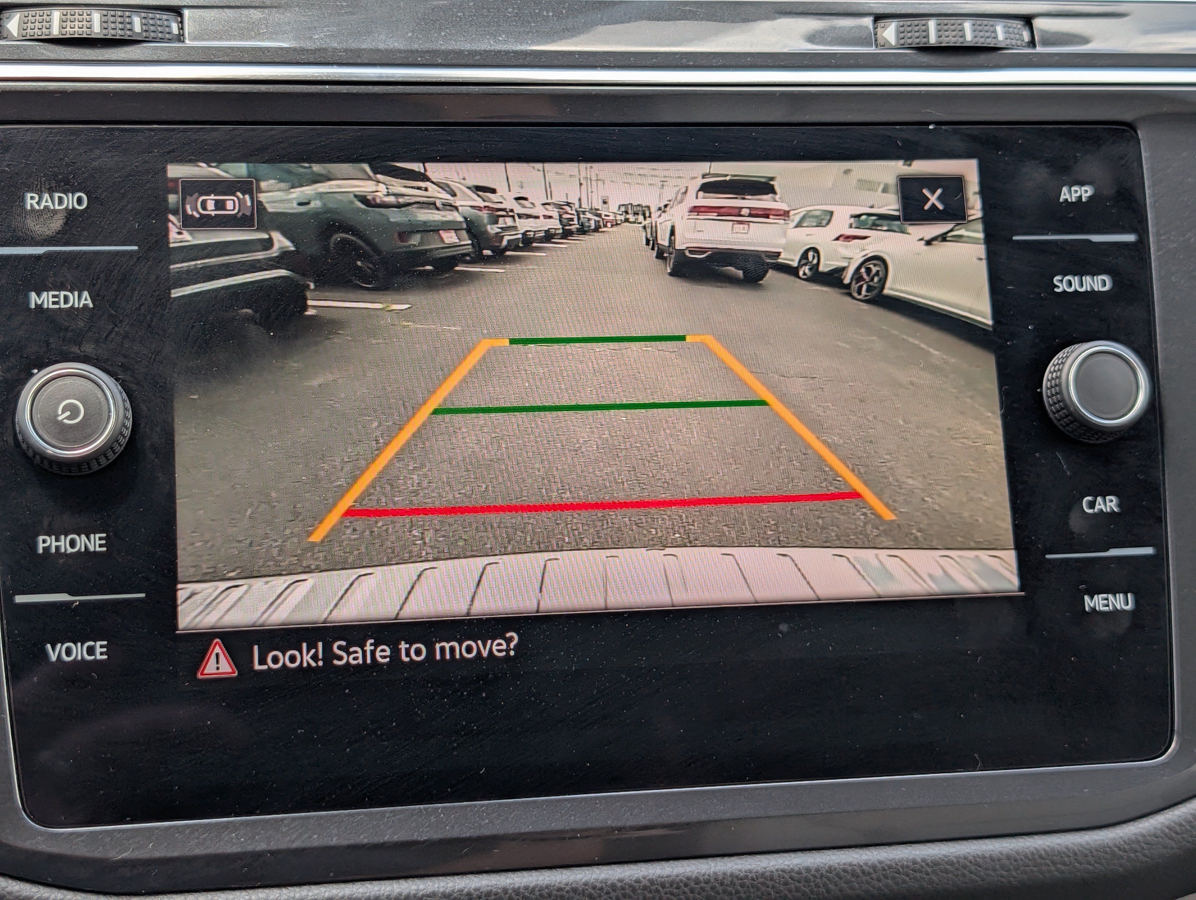 Used 2023 Volkswagen Tiguan SE w/ Panoramic Sunroof Package FWD image 28
