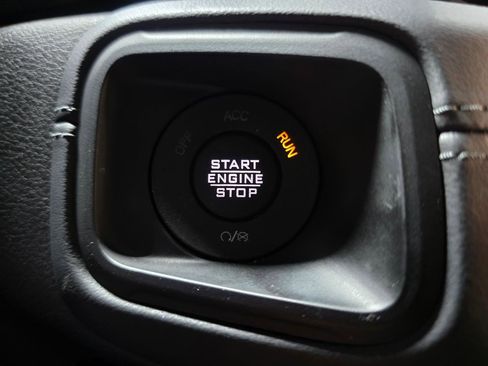 Used 2025 Jeep Wrangler Sahara image 36