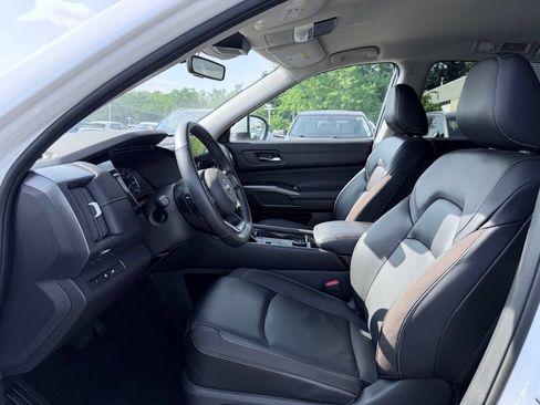 Used 2023 Nissan Pathfinder SL AWD/4WD image 18