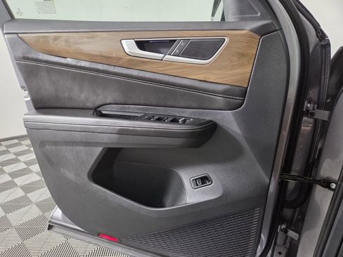 Used 2025 Volkswagen Atlas SE image 22