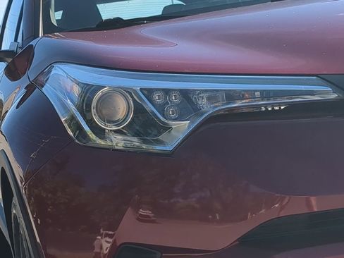 Used 2019 Toyota C-HR XLE image 18