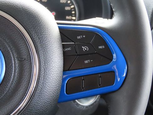 Used 2018 Jeep Renegade Latitude w/ UConnect 8.4 Nav Group FWD image 39