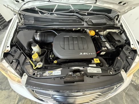 Used 2015 Chrysler Town & Country Touring-L w/ Driver Convenience Group image 24