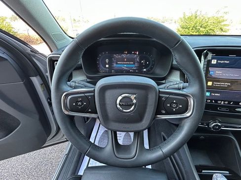 Used 2023 Volvo XC40 B5 Plus image 18