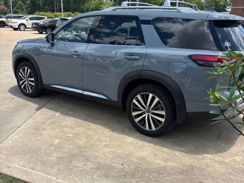 Used 2022 Nissan Pathfinder Platinum w/ Cargo Package FWD image 6