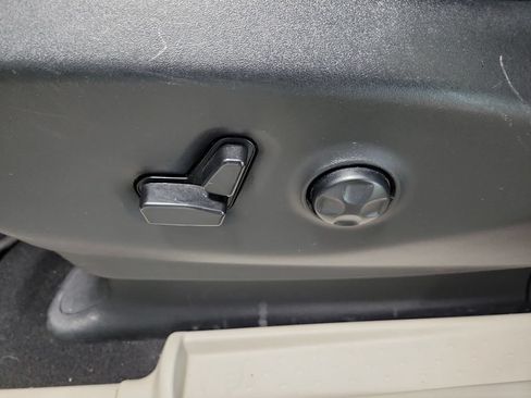 Used 2023 Chrysler Voyager LX FWD image 35