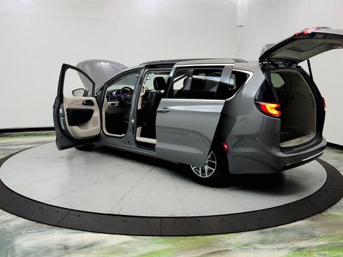 Used 2022 Chrysler Pacifica Touring-L FWD image 12