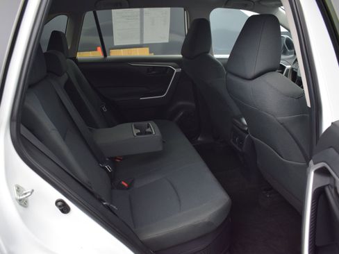 Used 2021 Toyota RAV4 LE AWD/4WD image 11