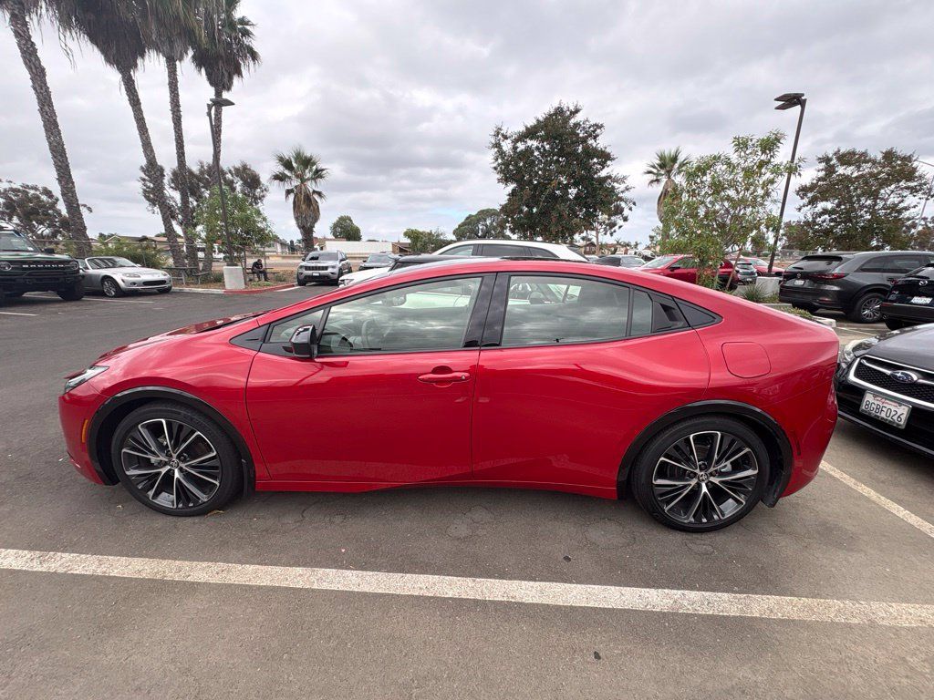 Used 2024 Toyota Prius XLE FWD image 9