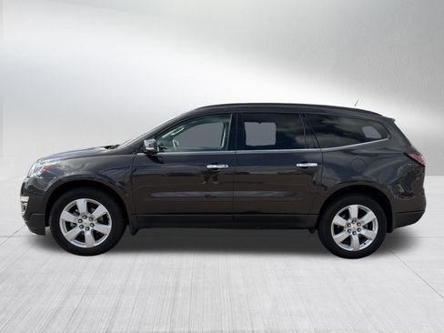 Used 2017 Chevrolet Traverse LT w/ Style and Technology Package FWD image 4