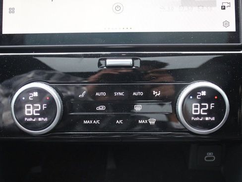 Certified 2025 Land Rover Discovery S image 25