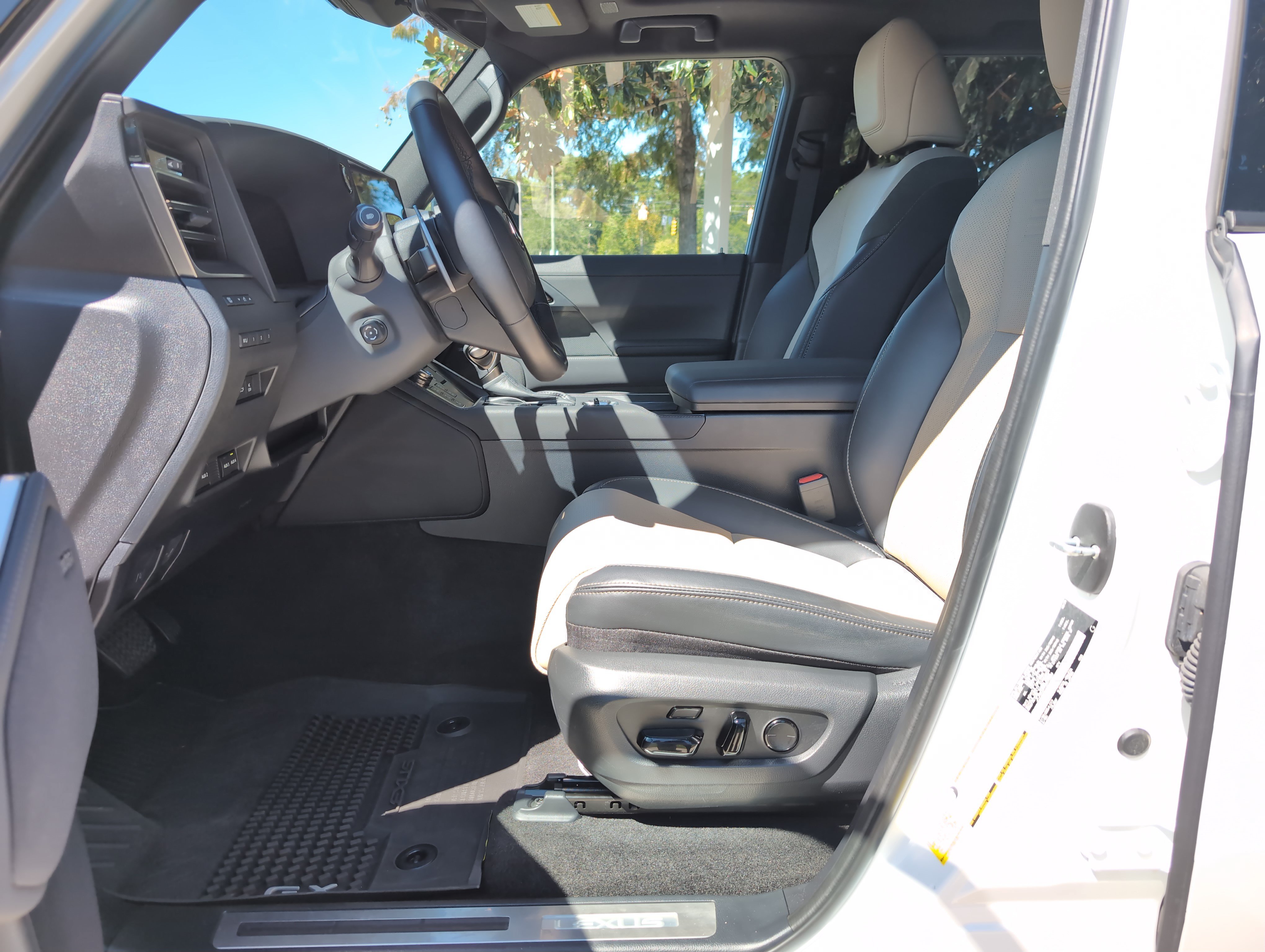 Used 2025 Lexus GX 550 AWD/4WD image 16