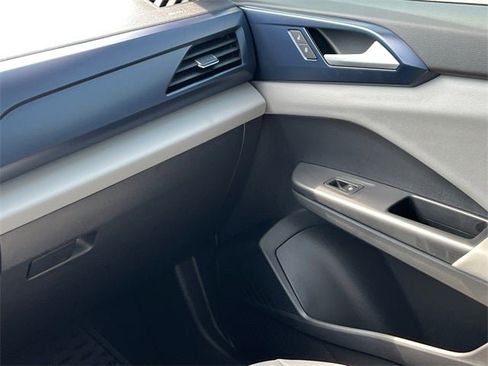 Used 2022 Volkswagen Taos SE w/ Panoramic Sunroof Package image 17