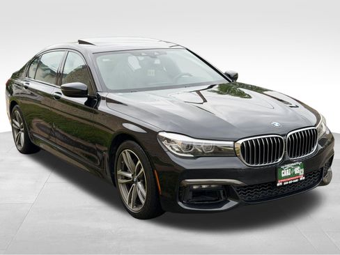 Used 2019 BMW 740i xDrive w/ M Sport Package AWD/4WD image 3
