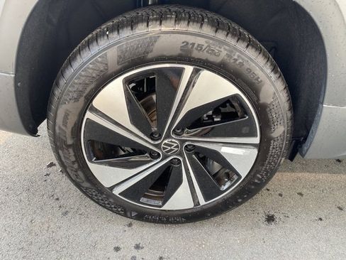 Used 2024 Volkswagen Taos SE w/ Panoramic Sunroof Package image 13