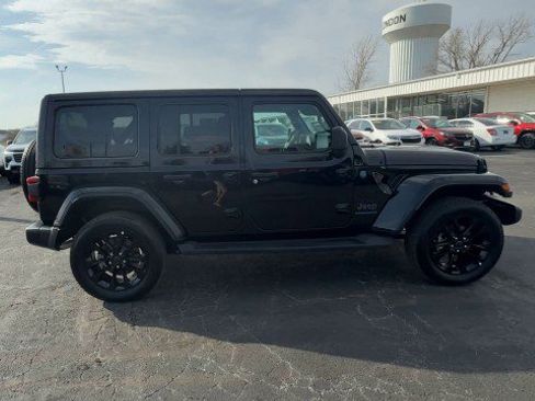 Used 2025 Jeep Wrangler Sahara image 9