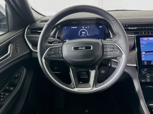 Used 2024 Jeep Grand Cherokee Limited w/ Black Appearance Package image 17