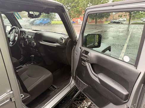 Used 2017 Jeep Wrangler Unlimited Rubicon w/ Connectivity Group AWD/4WD image 14