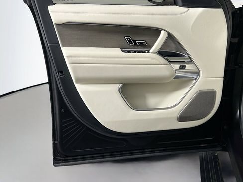 Used 2025 Land Rover Range Rover SV AWD/4WD image 18