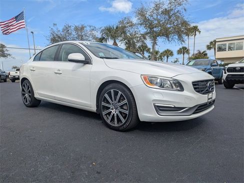 Used 2017 Volvo S60 T5 Inscription Platinum image 2