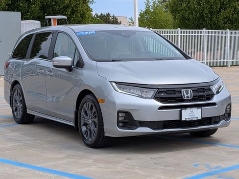 Certified 2025 Honda Odyssey Touring image 4