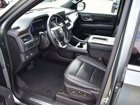 Used 2023 Chevrolet Suburban Premier image 17