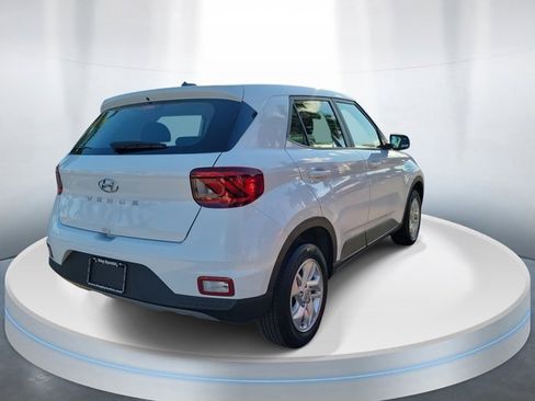 Certified 2025 Hyundai Venue SE image 4