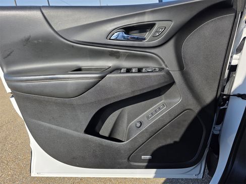 Used 2023 Chevrolet Equinox Premier image 18