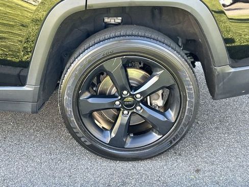 Used 2023 Jeep Grand Cherokee L Altitude AWD/4WD image 11