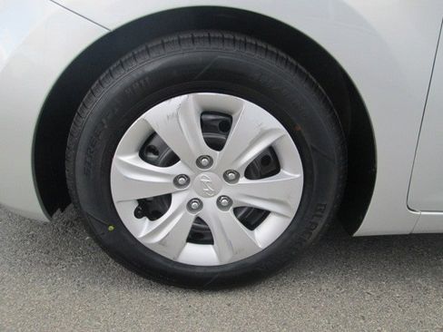 Used 2016 Hyundai Elantra SE image 7