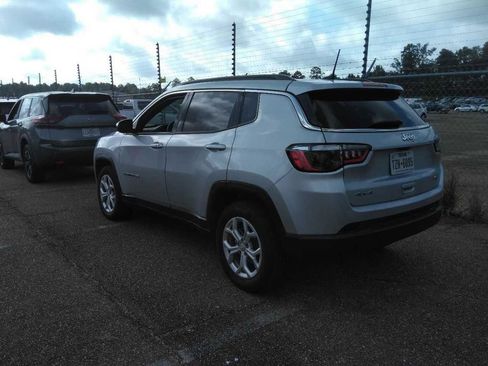 Used 2024 Jeep Compass Latitude AWD/4WD image 2