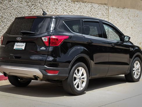 Used 2019 Ford Escape SE image 6